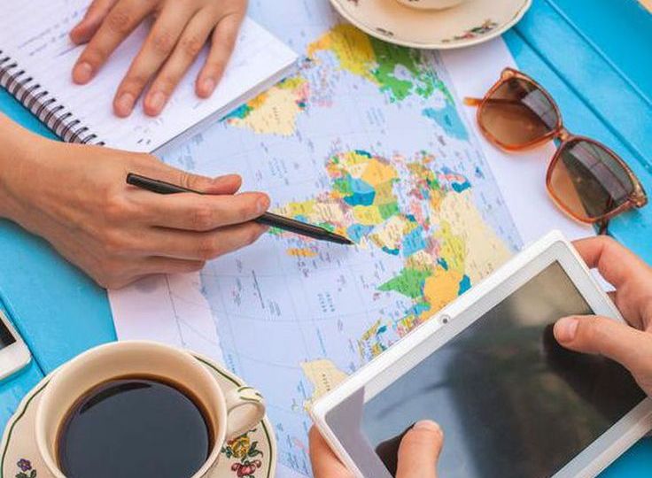 Diventare consulente di viaggi. persone nascoste che organizzano un viaggio.